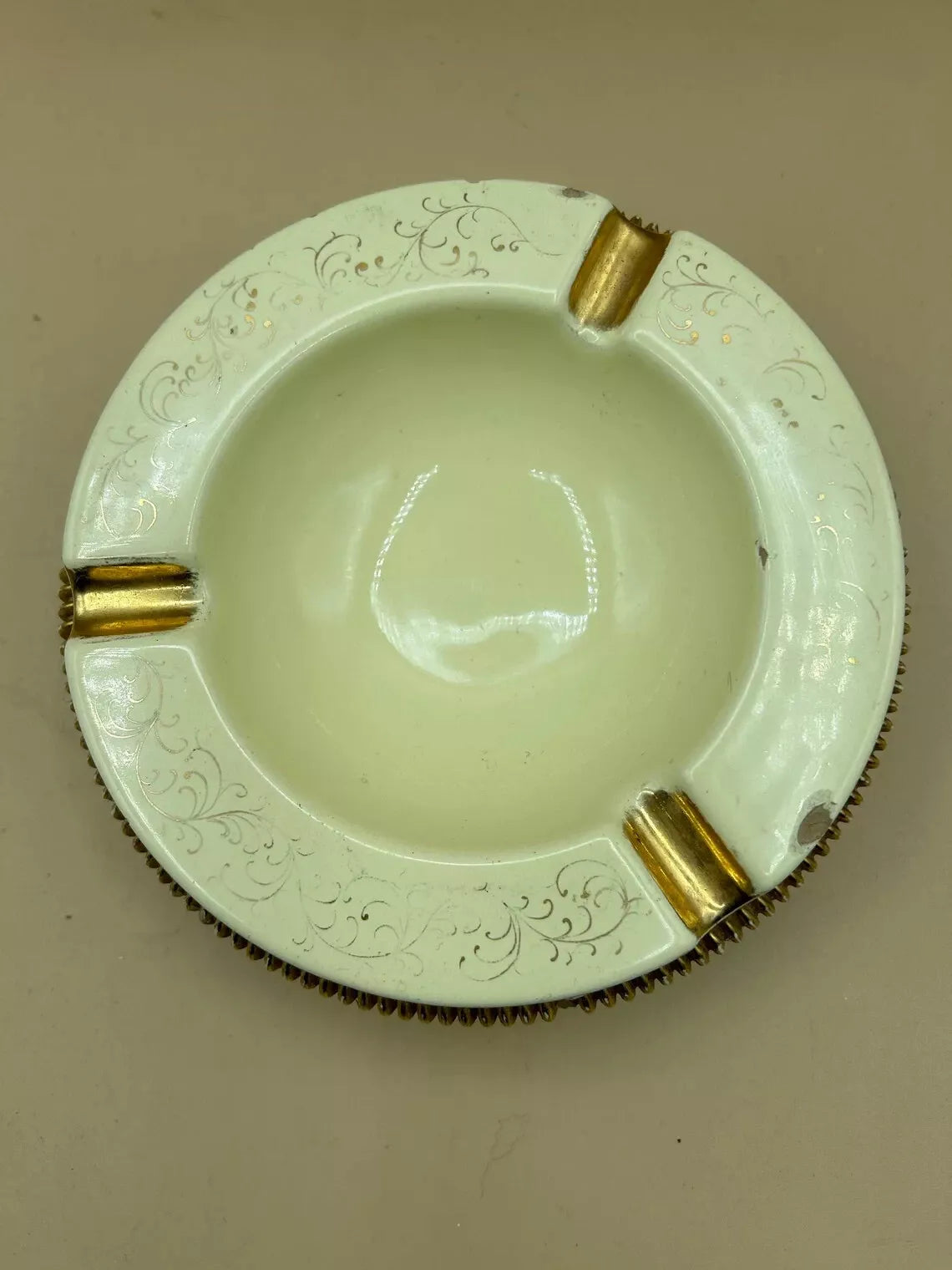 Posacenere in ceramica Manifatture Fiorentine con disegni in oro