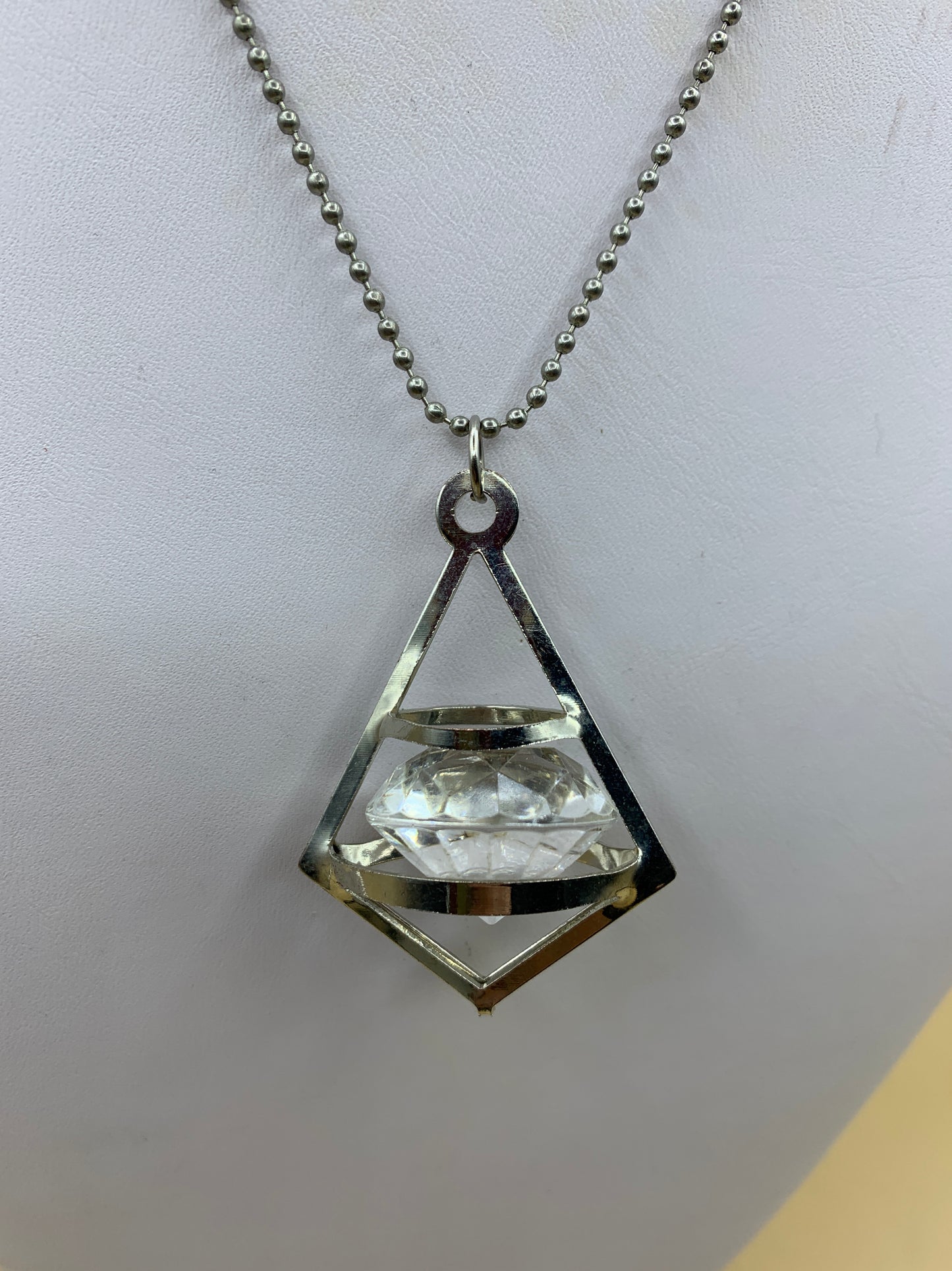 Collana con grande ciondolo strass