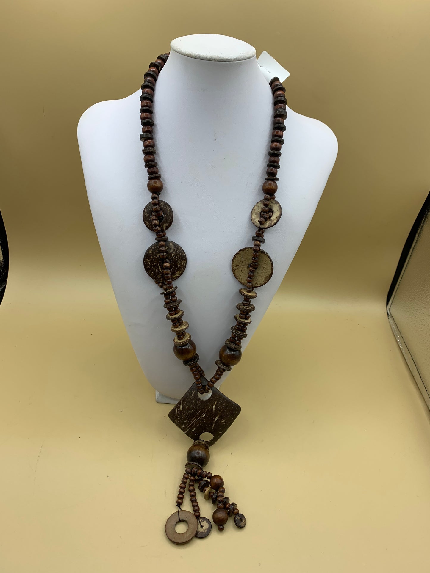 Collana con ciondolo in corda e cocco