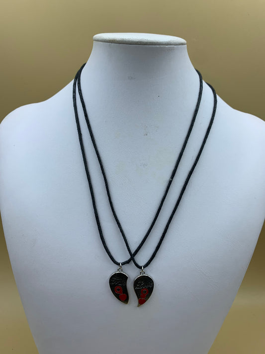 Coppia di Collana con metà cuore ciondolo in metallo