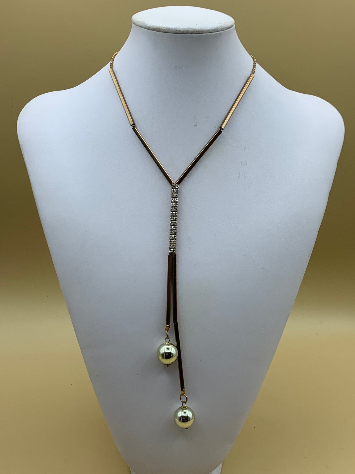 Collana con ciondolo stilizzato