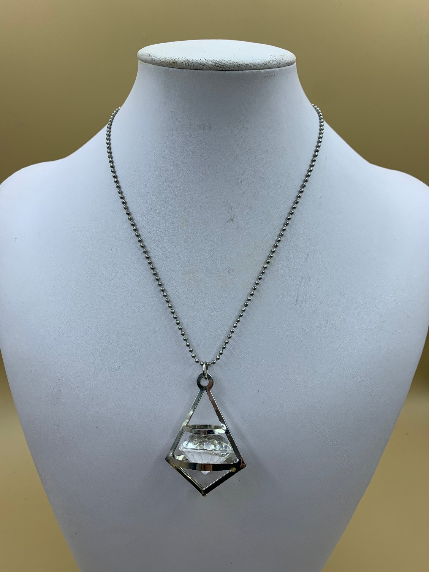 Collana con grande ciondolo strass