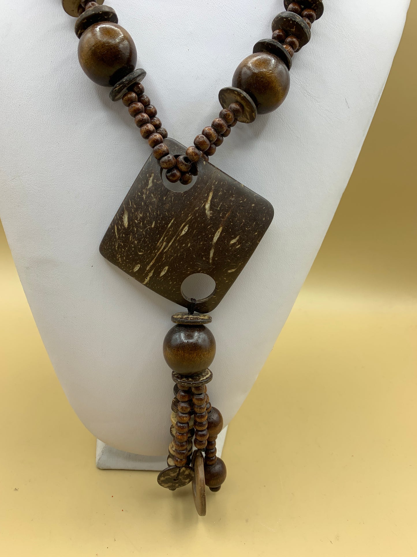 Collana con ciondolo in corda e cocco