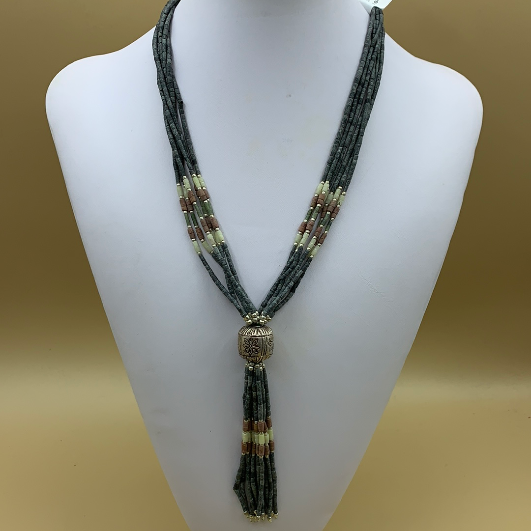 Collana perline multifilo con nappina