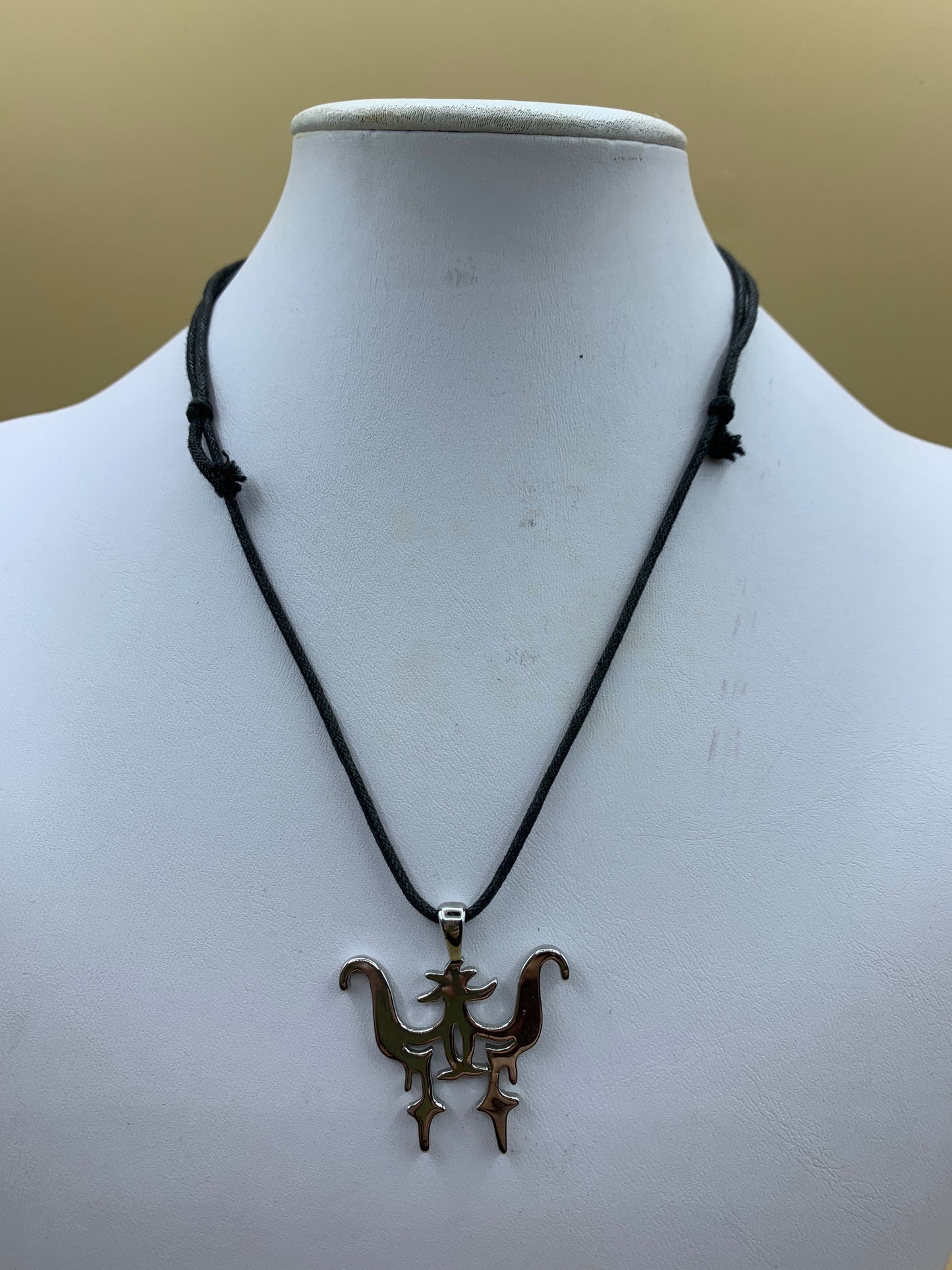 Collana con ciondolo in metallo