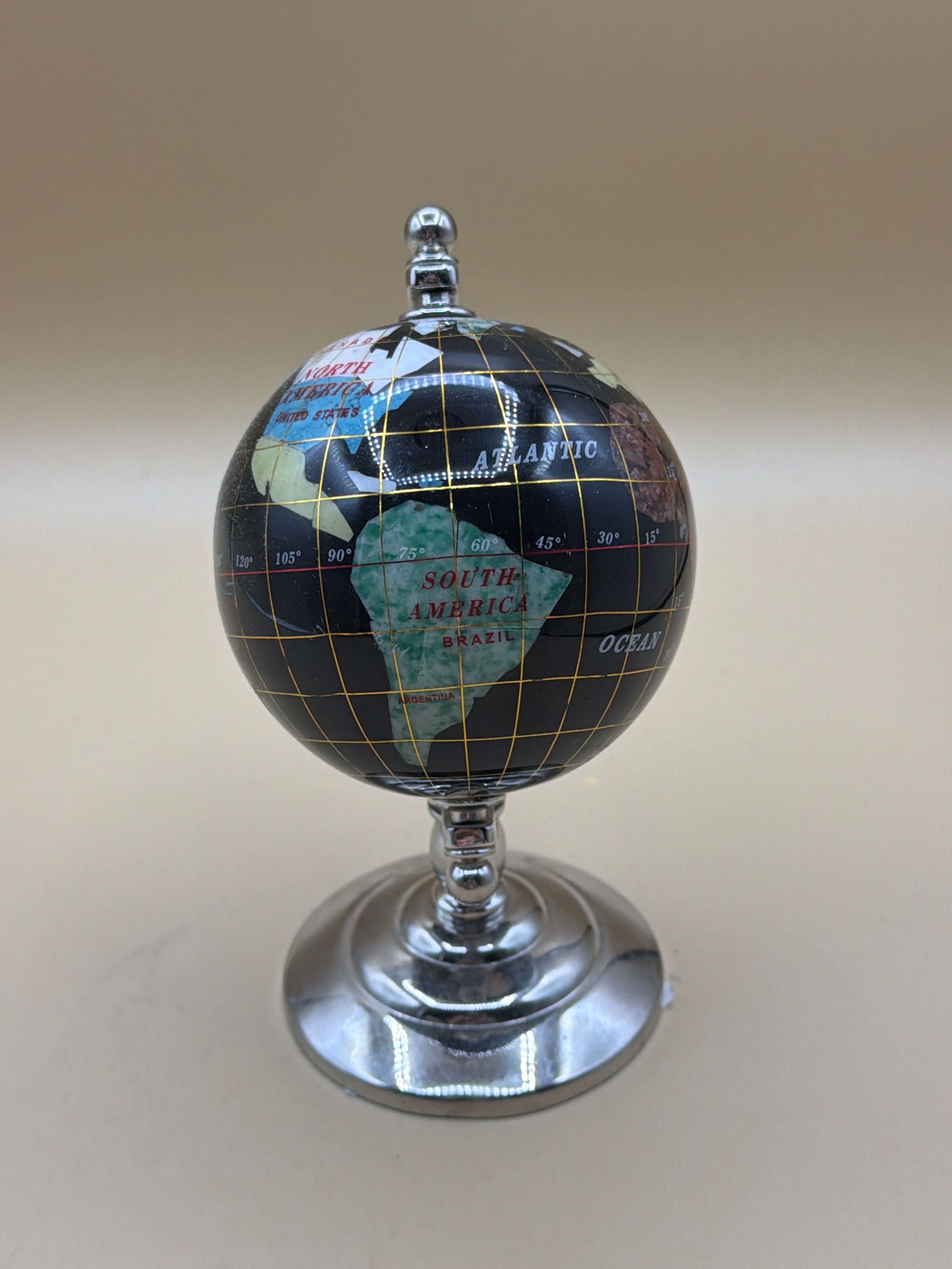 Mappamondo Nero Con Pietre