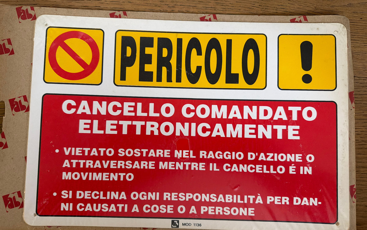 Cartello Segnaletico Pericolo Cancello Comandato Elettronicamente Cm 20x30 In Pvc Mod. 1136