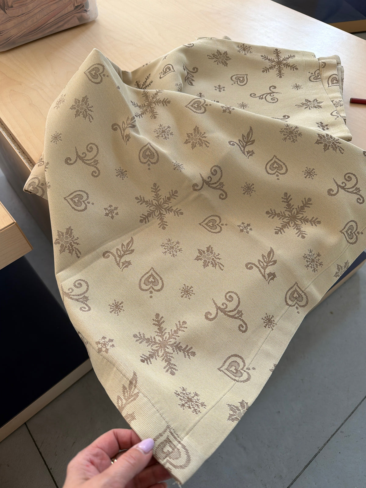 Copritavolo Beige Fiocchi Di Neve E Cuori Cm 130x130