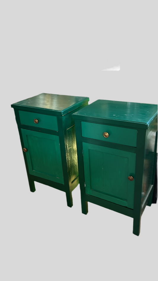 Comodino vintage dipinto verde