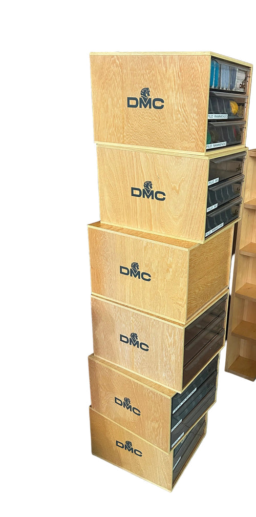 Cassettiera DMC  in legno  con tre cassetti per matassine filato da ricamo