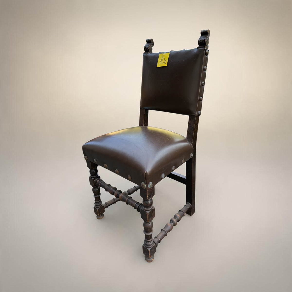 Sedia Pelle Legno Con Borchie