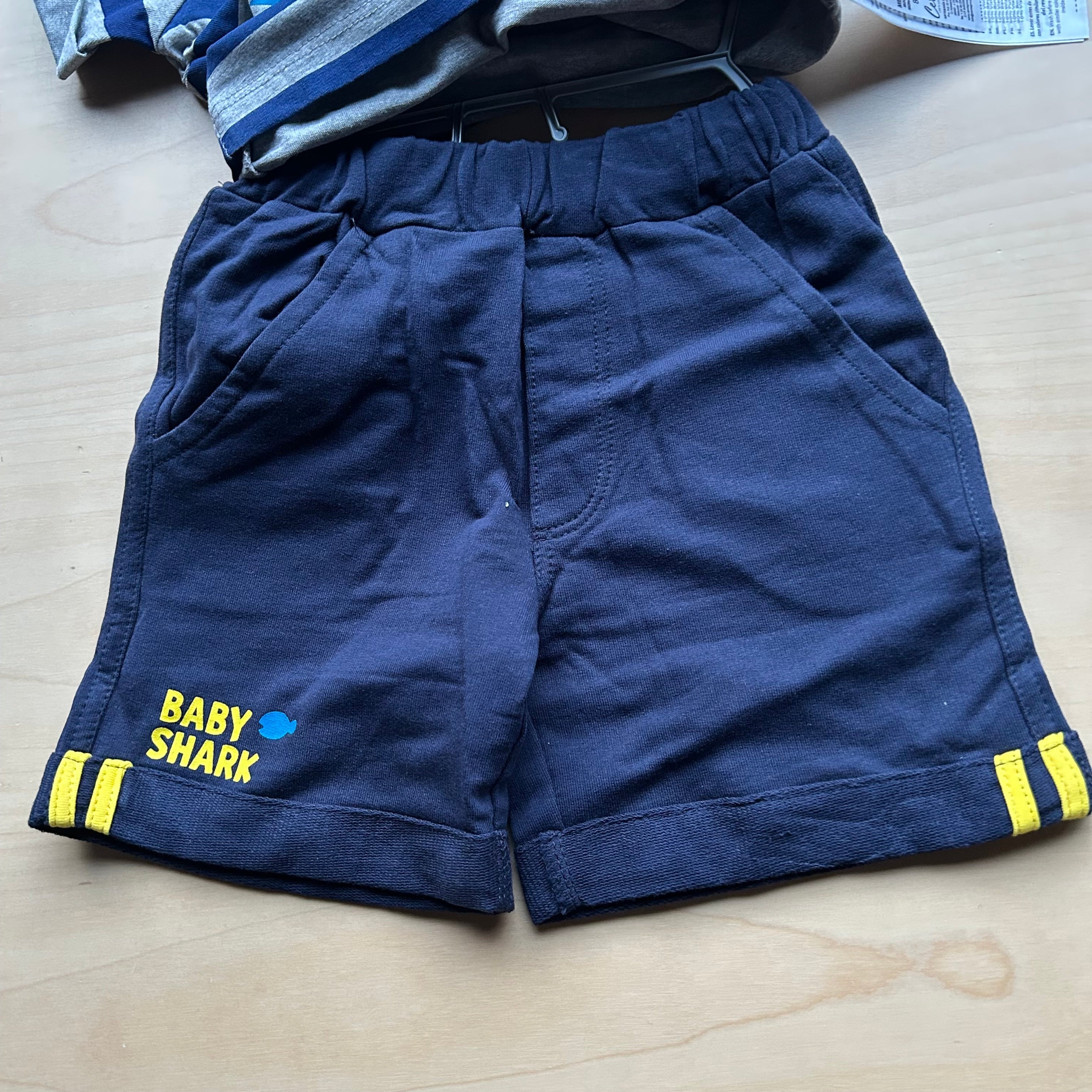 Completo Due Pezzi Polo E Shorts Nuovi Bimbo Baby Shark 36 Mesi