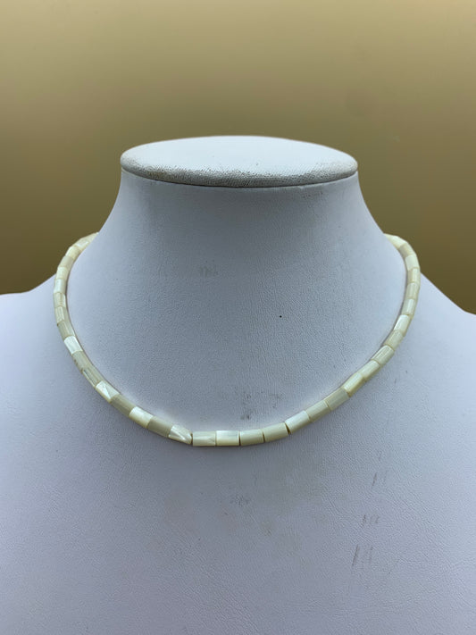 Halskette aus Perlmuttperlen