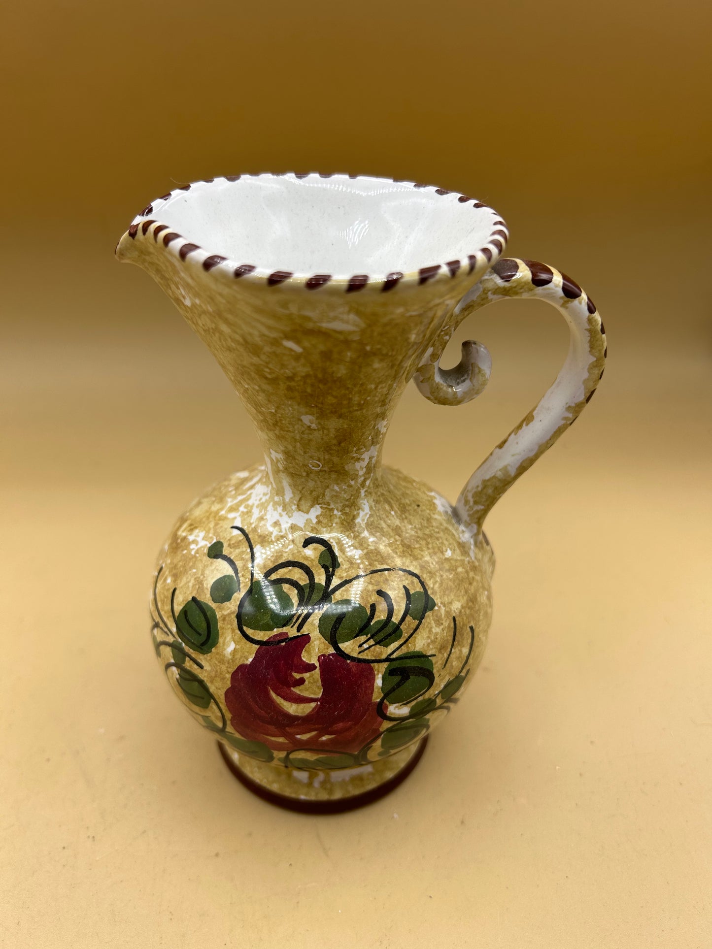 Brocca in ceramica dipinta a mano con fiori