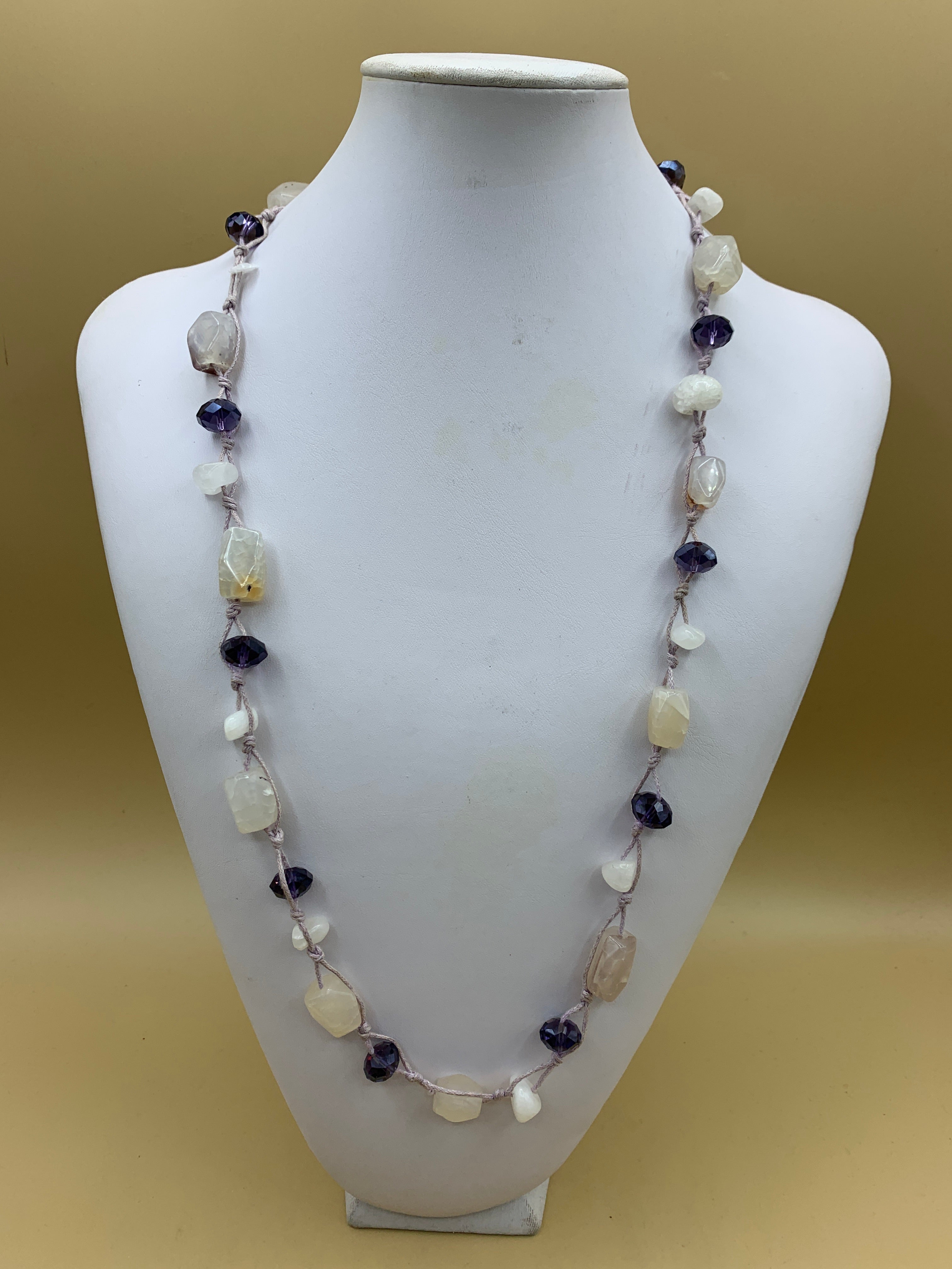 Halskette mit echten Steinen