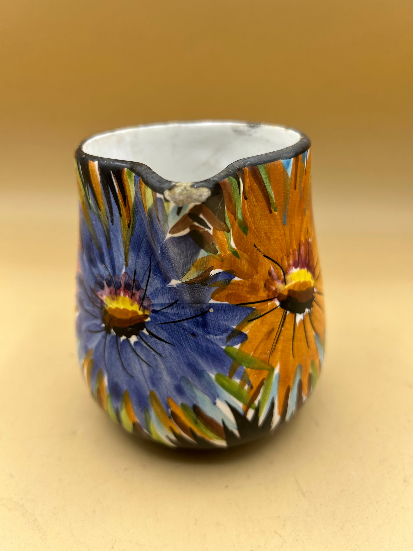 Handbemalter Keramikkrug mit Blumen