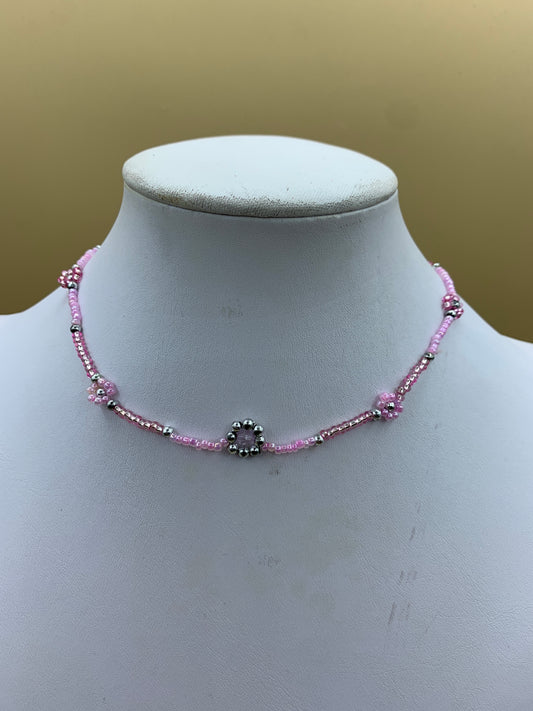 Halskette mit rosafarbenen Perlen