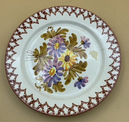 Bemalter Teller aus Bassano-Keramik mit Blumen.