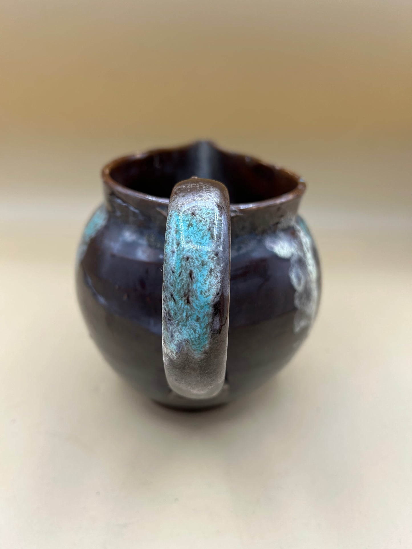 Brocca in ceramica dipinta a mano