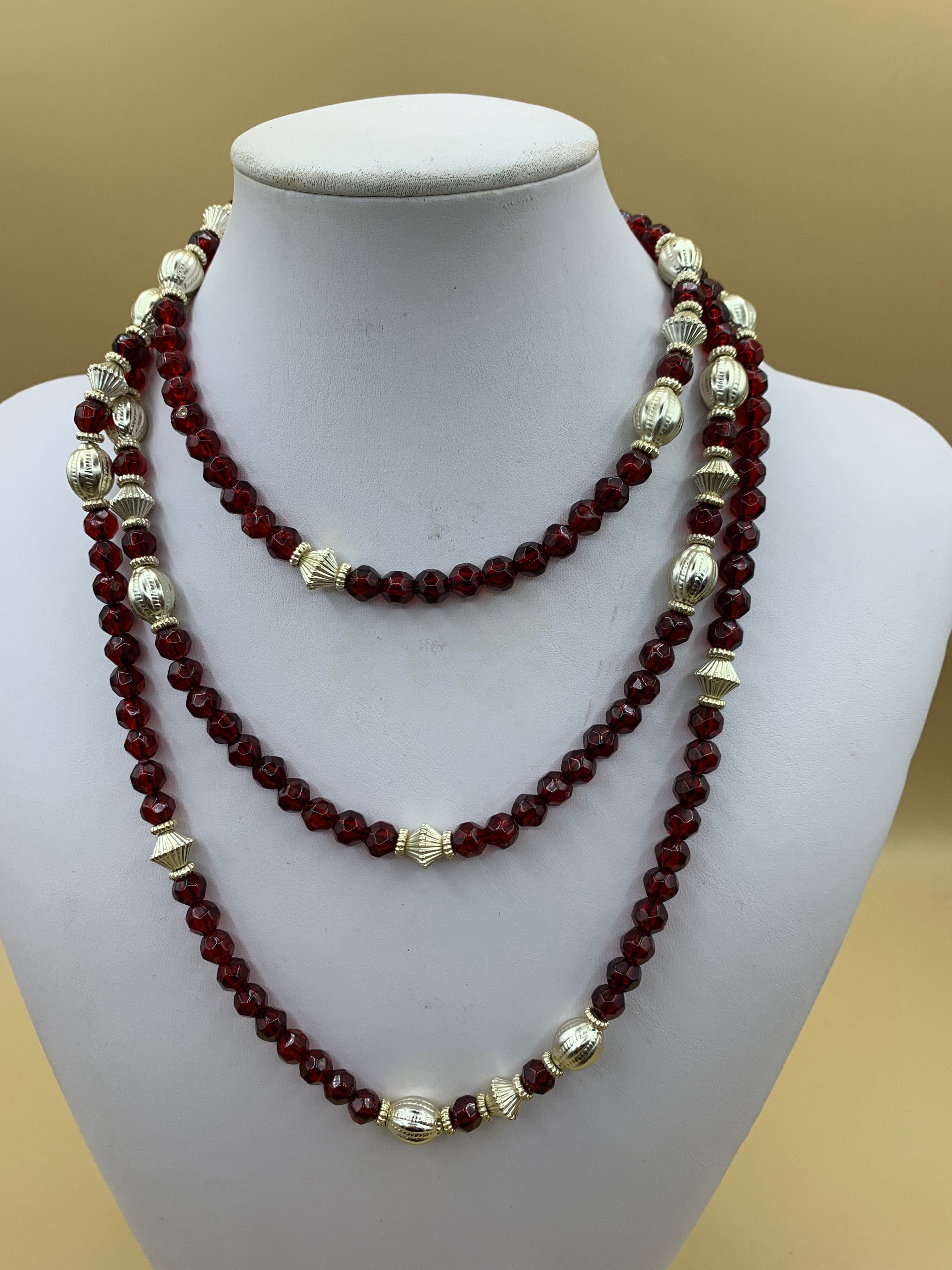 Lange Halskette aus burgunderrotem Gold