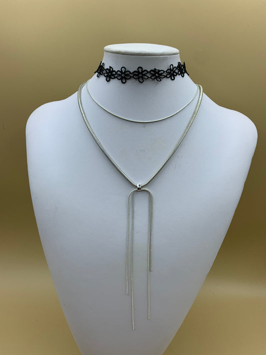 Dreifache Halskette mit schwarzem Spitzenkragen