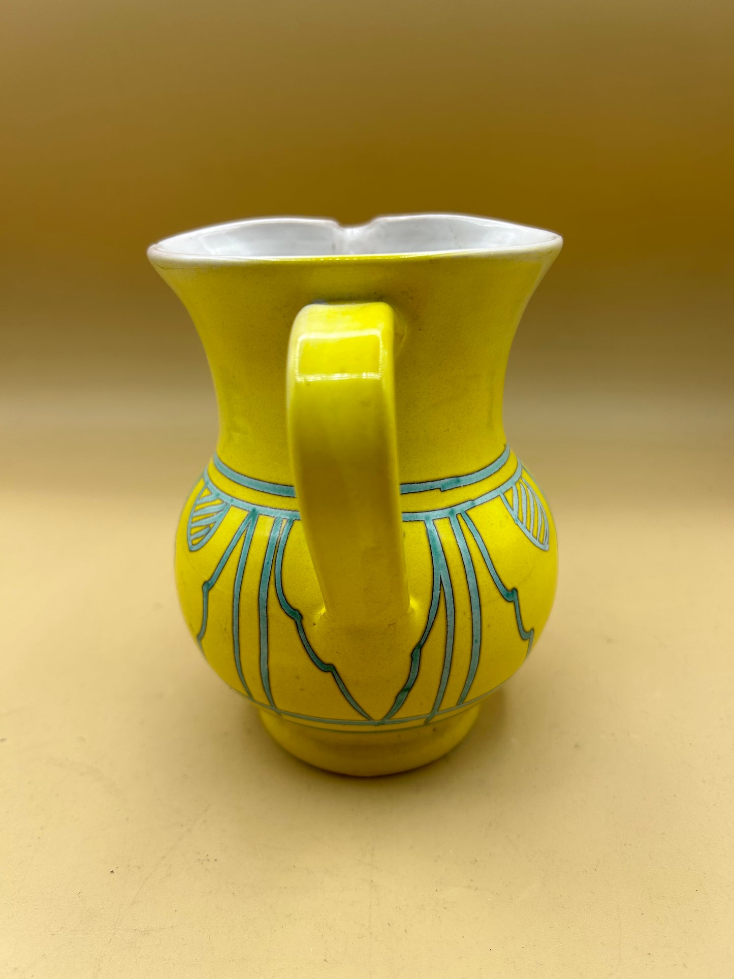 Brocca in ceramica gialla dipinta a mano
