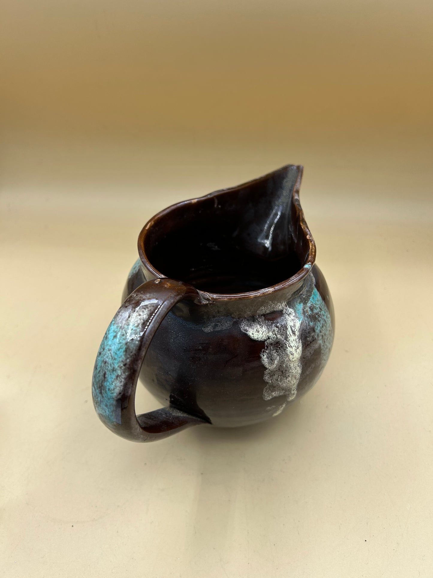 Brocca in ceramica dipinta a mano