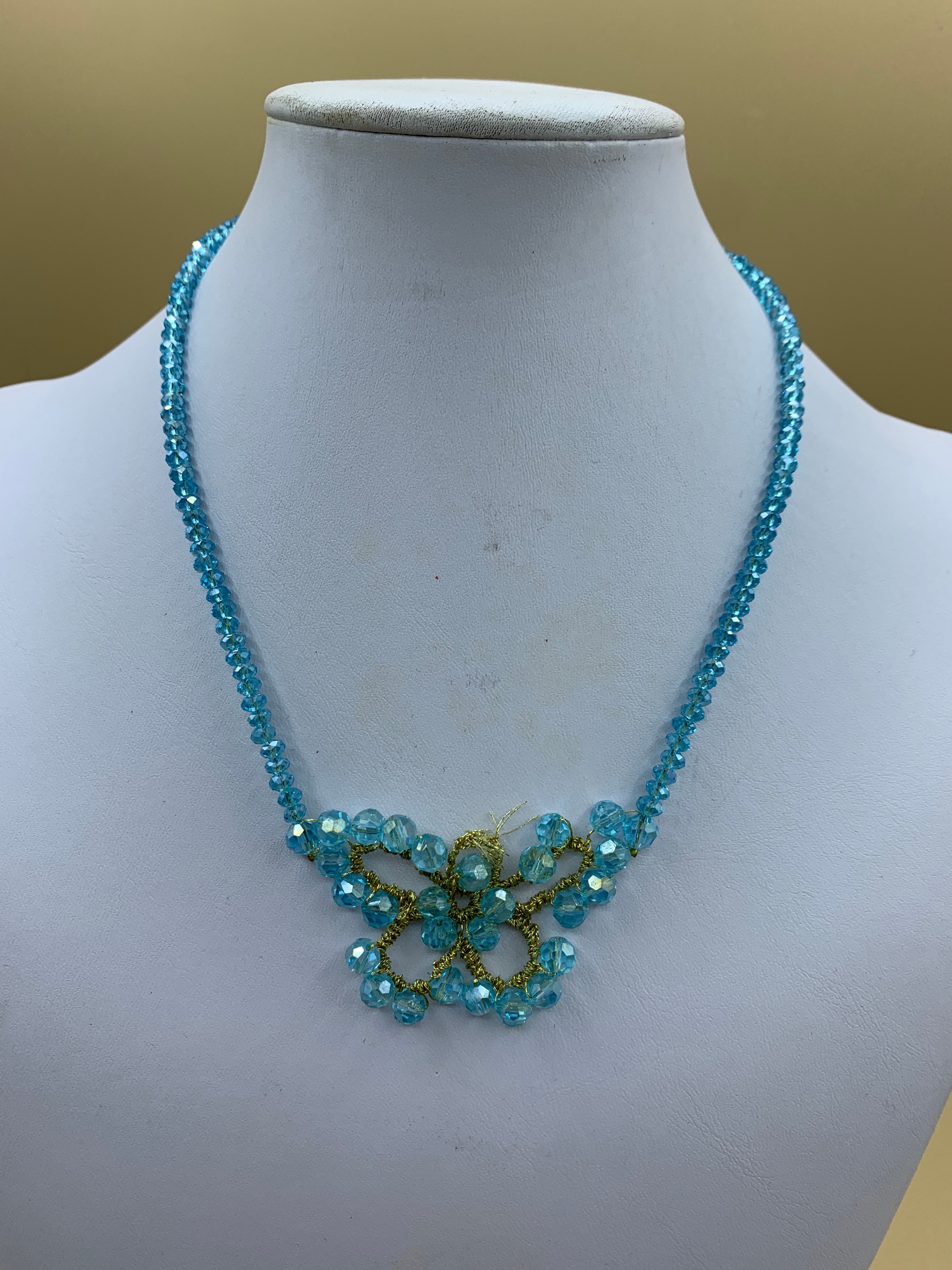 Halskette mit Schmetterlingsperlen