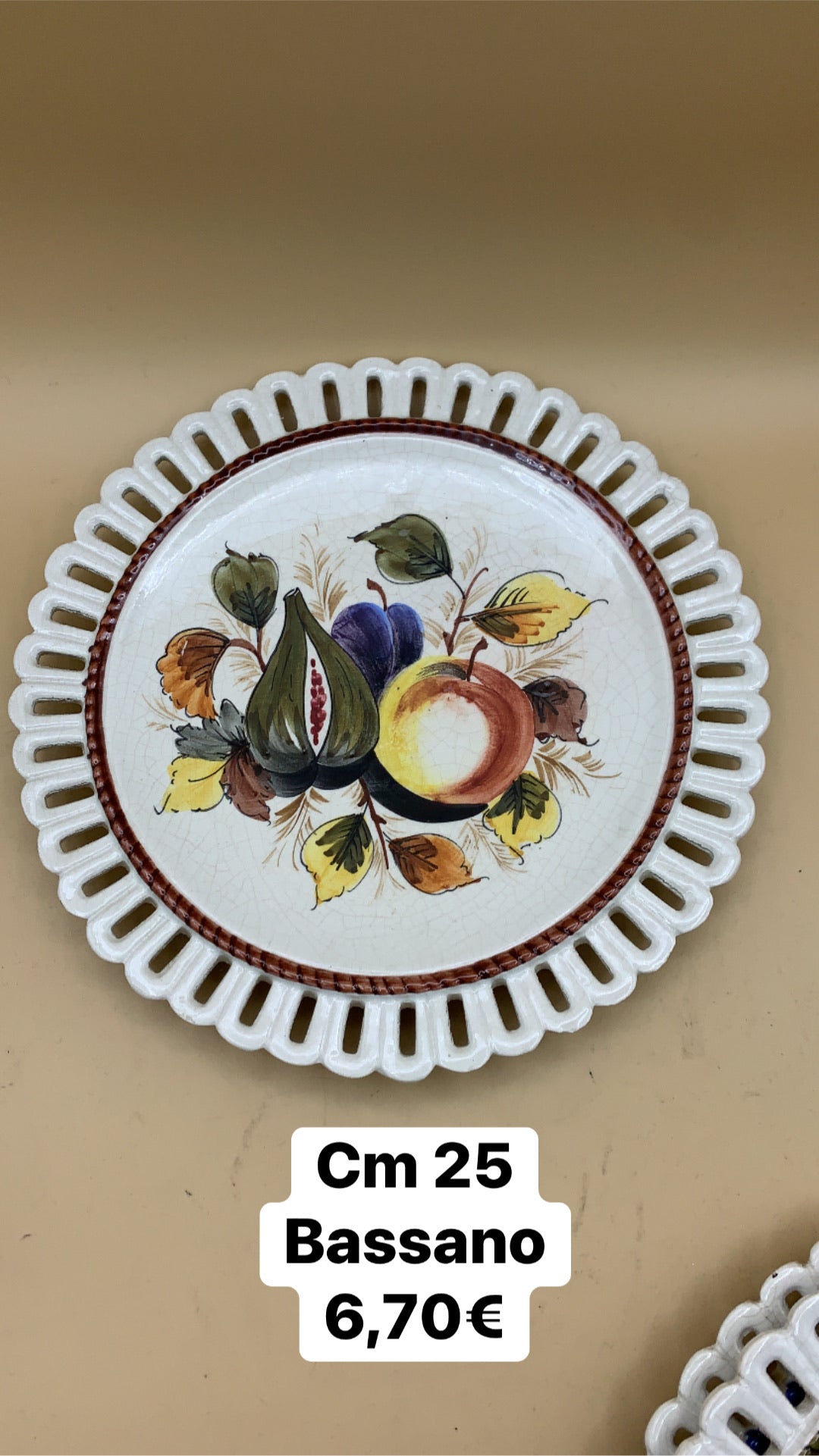 Piatto dipinto ceramiche Bassano frutta da appendere