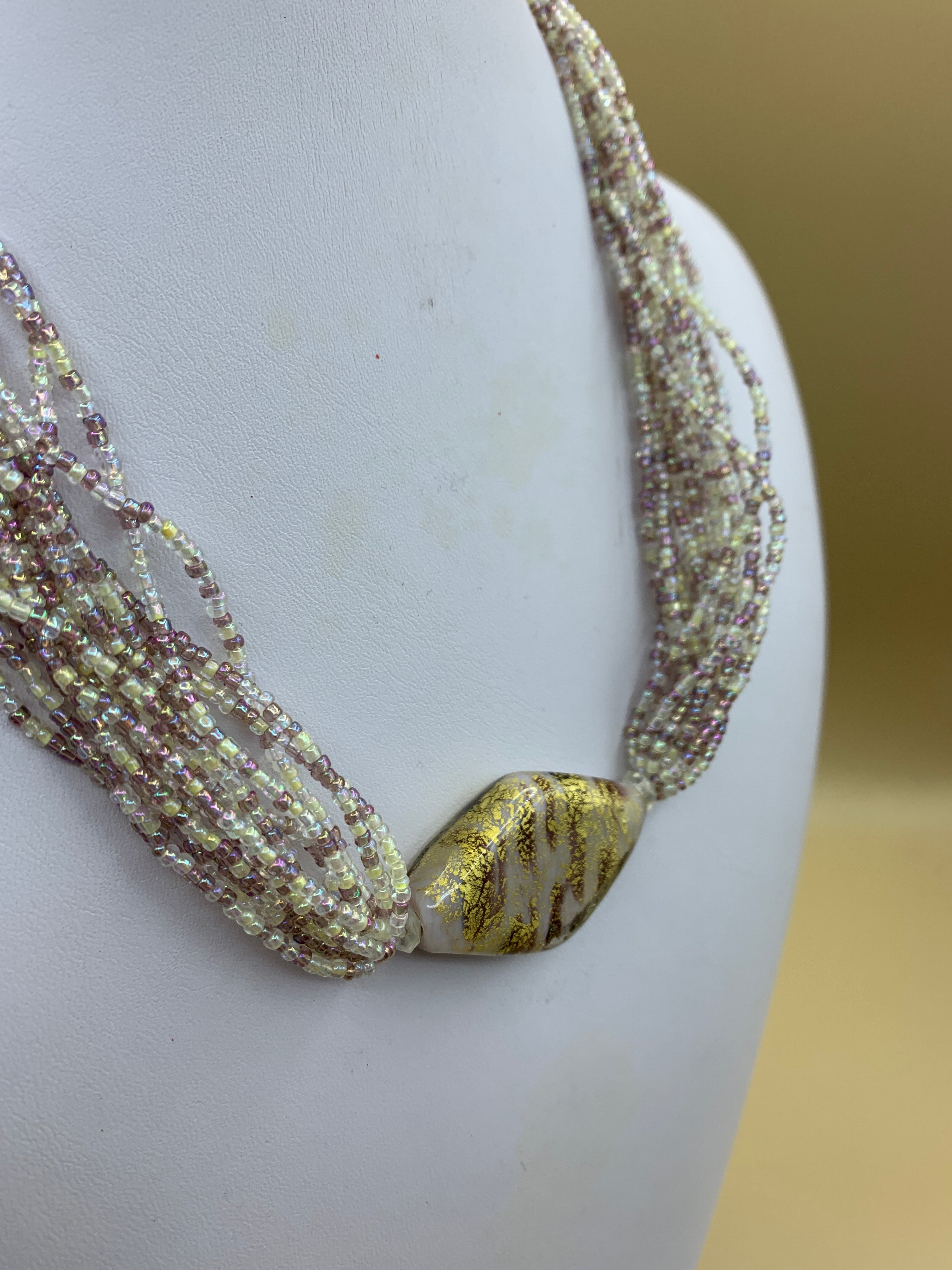 Mehrsträngige Glasperlenkette