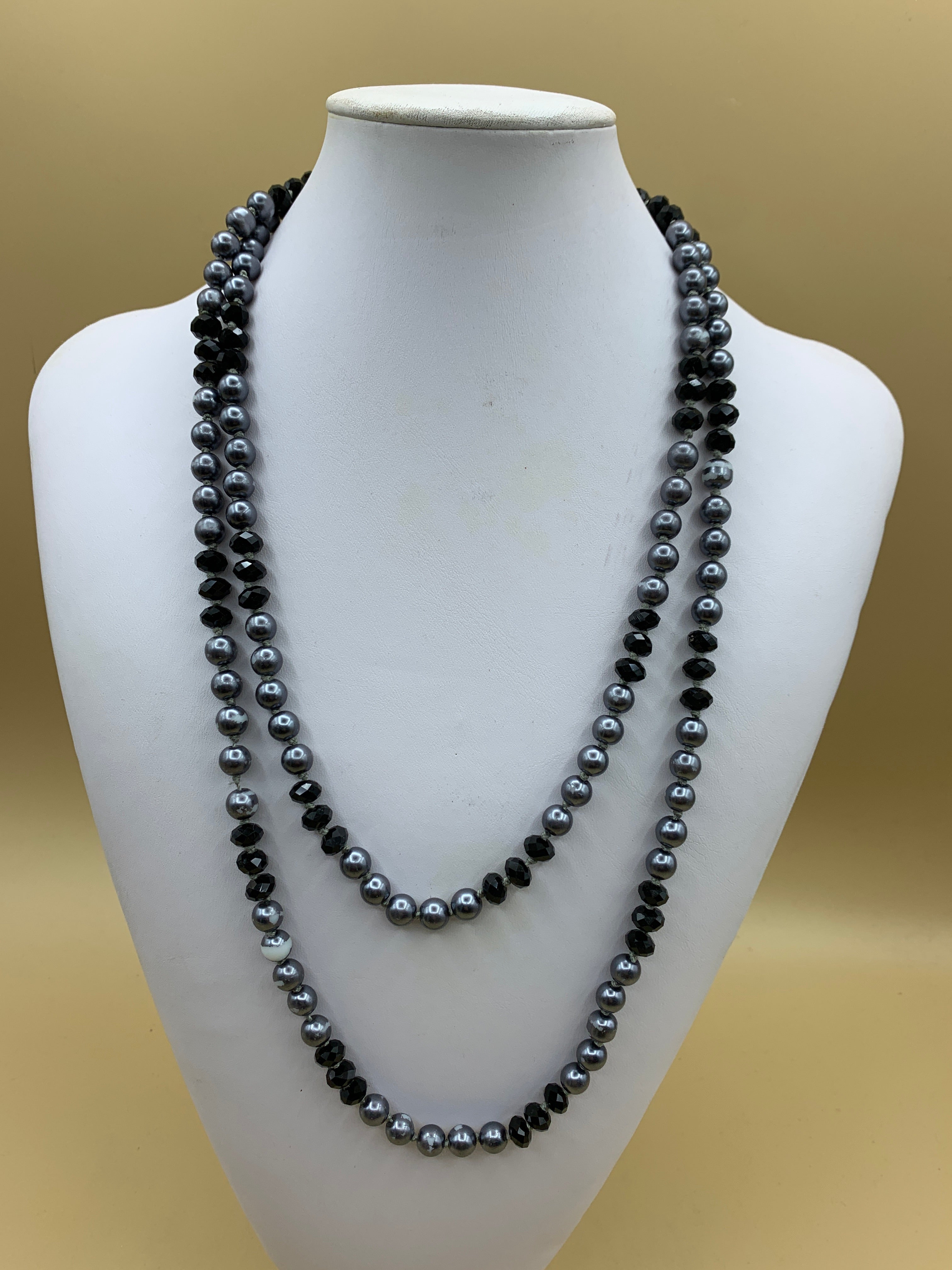 Lange Halskette aus Kunststoff