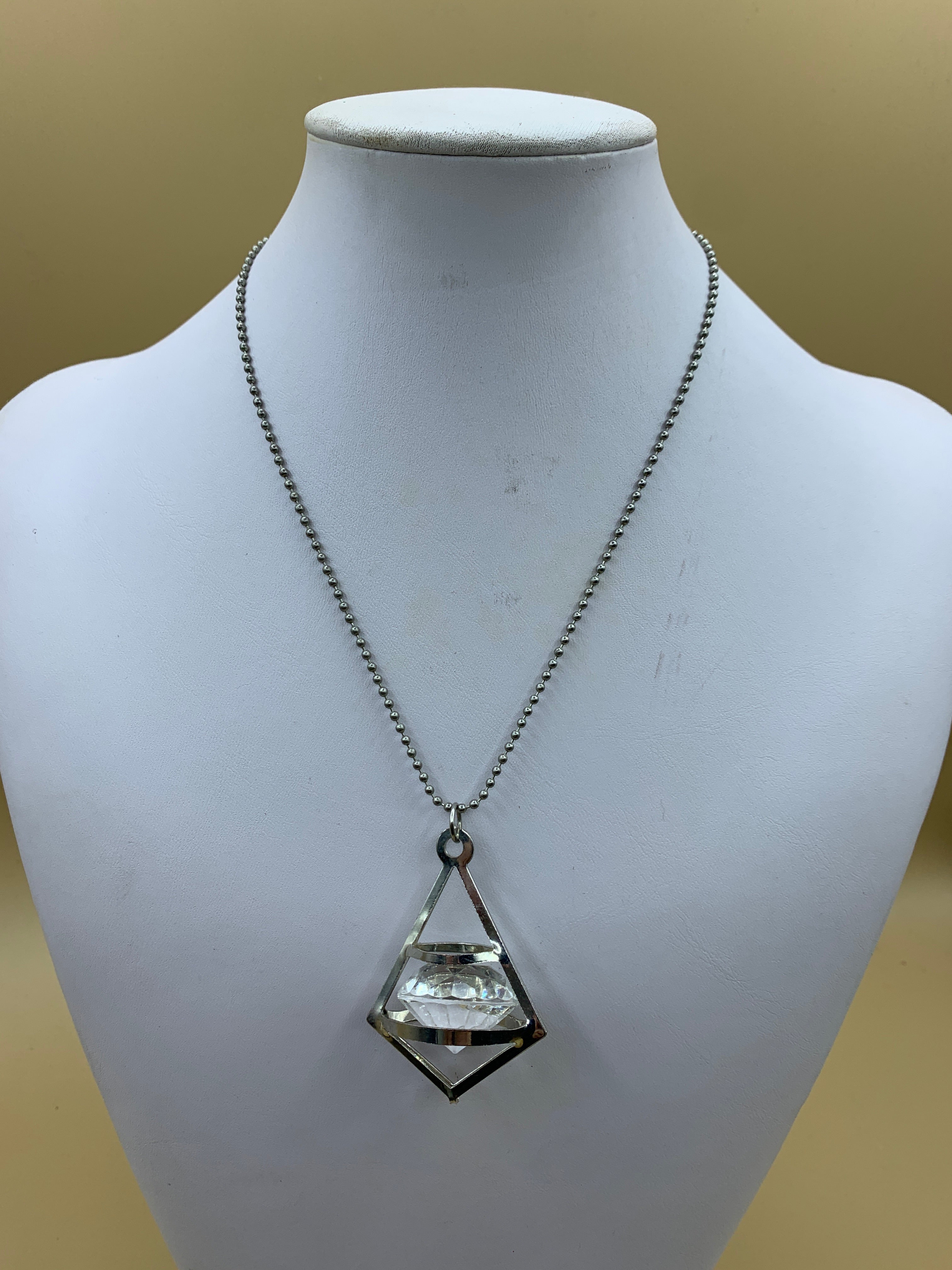 Halskette mit großem Strassanhänger