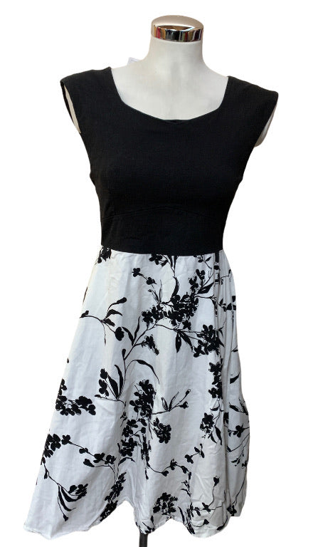 Women's black white floral dress size. M