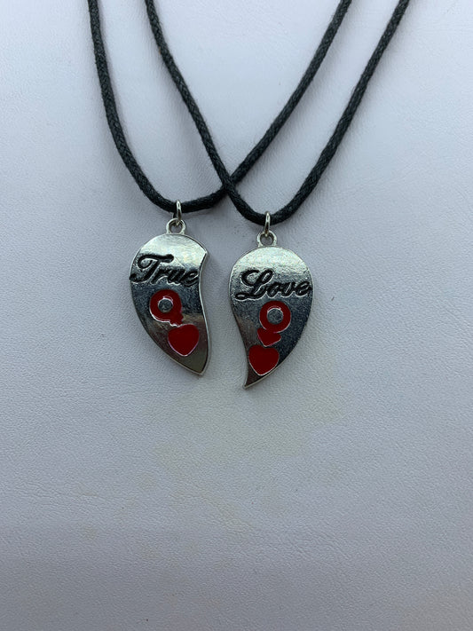 Paar Halsketten mit halbem Herzanhänger aus Metall