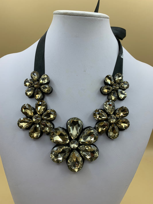 Necklace with rhinestone flowers