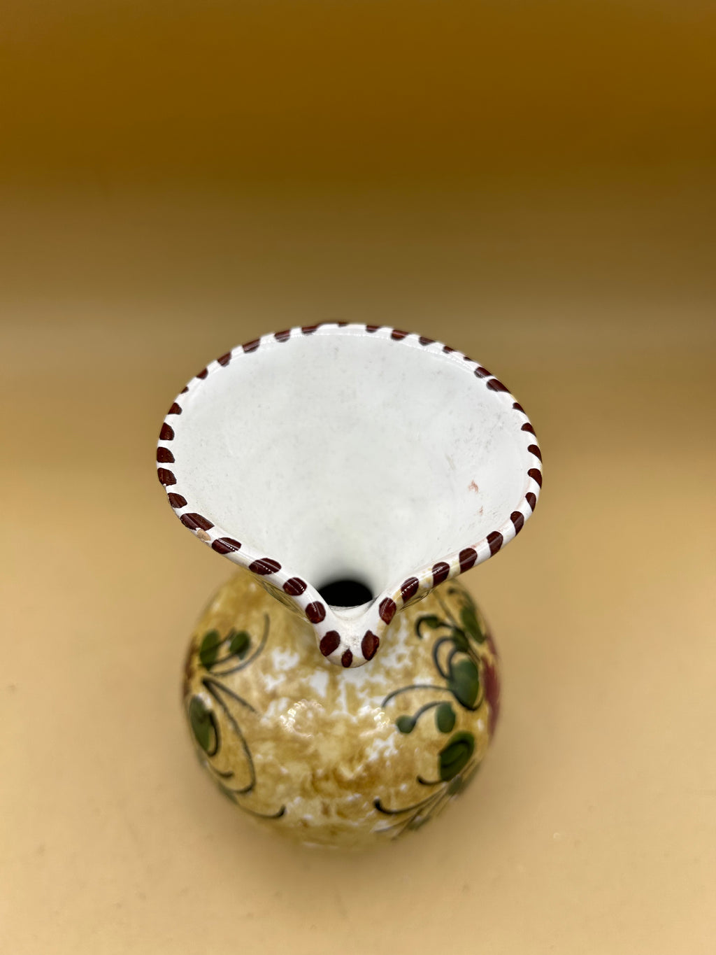 Handbemalter Keramikkrug mit Blumen