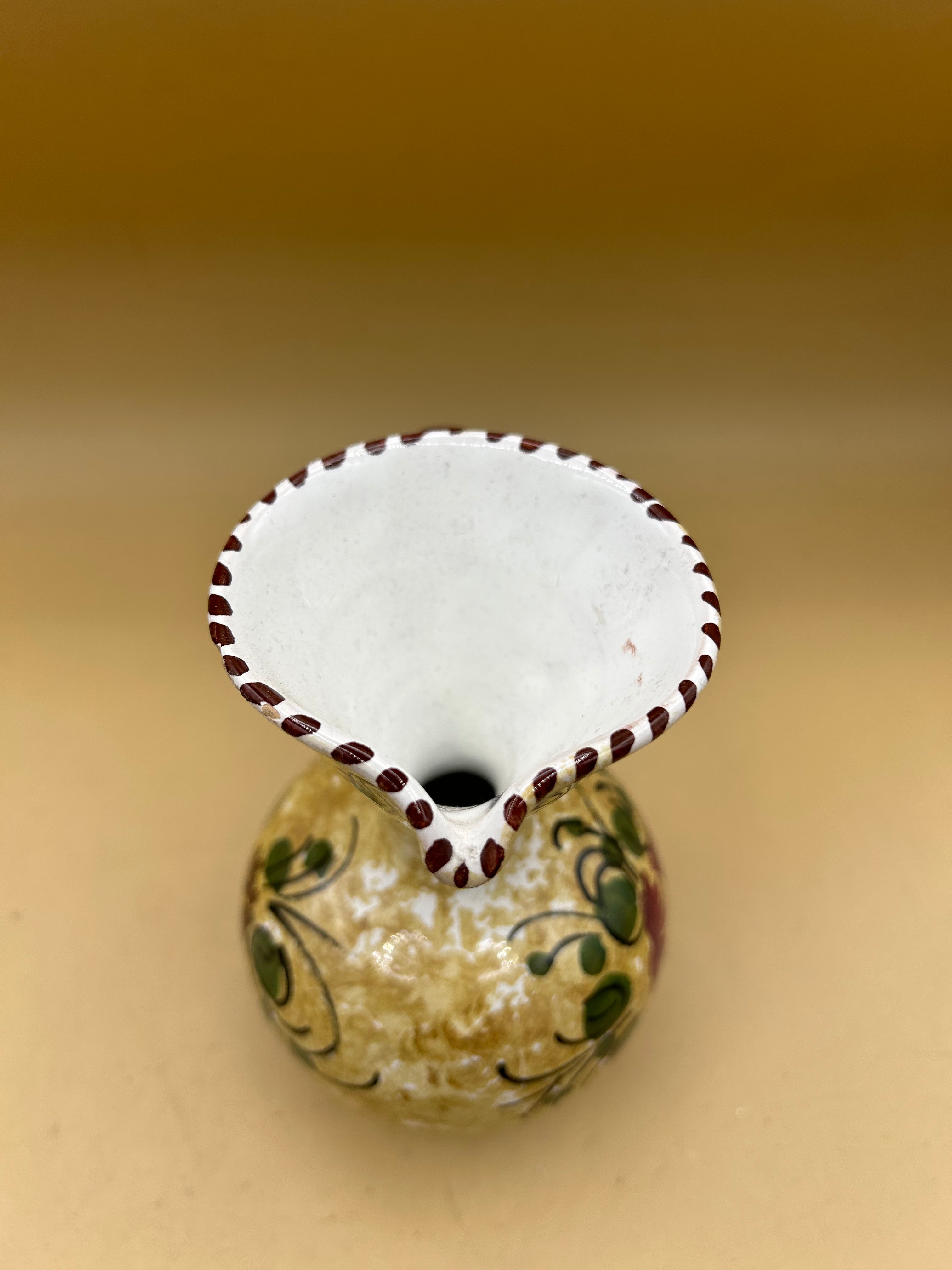 Handbemalter Keramikkrug mit Blumen