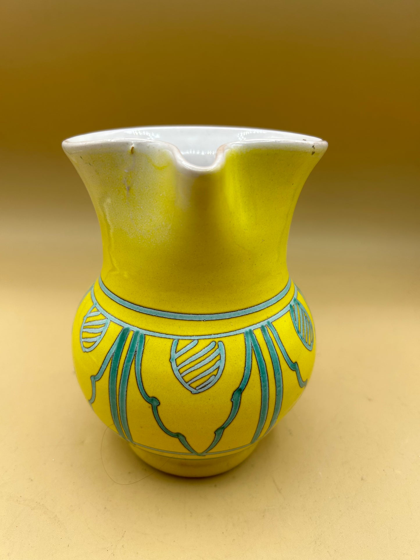 Brocca in ceramica gialla dipinta a mano