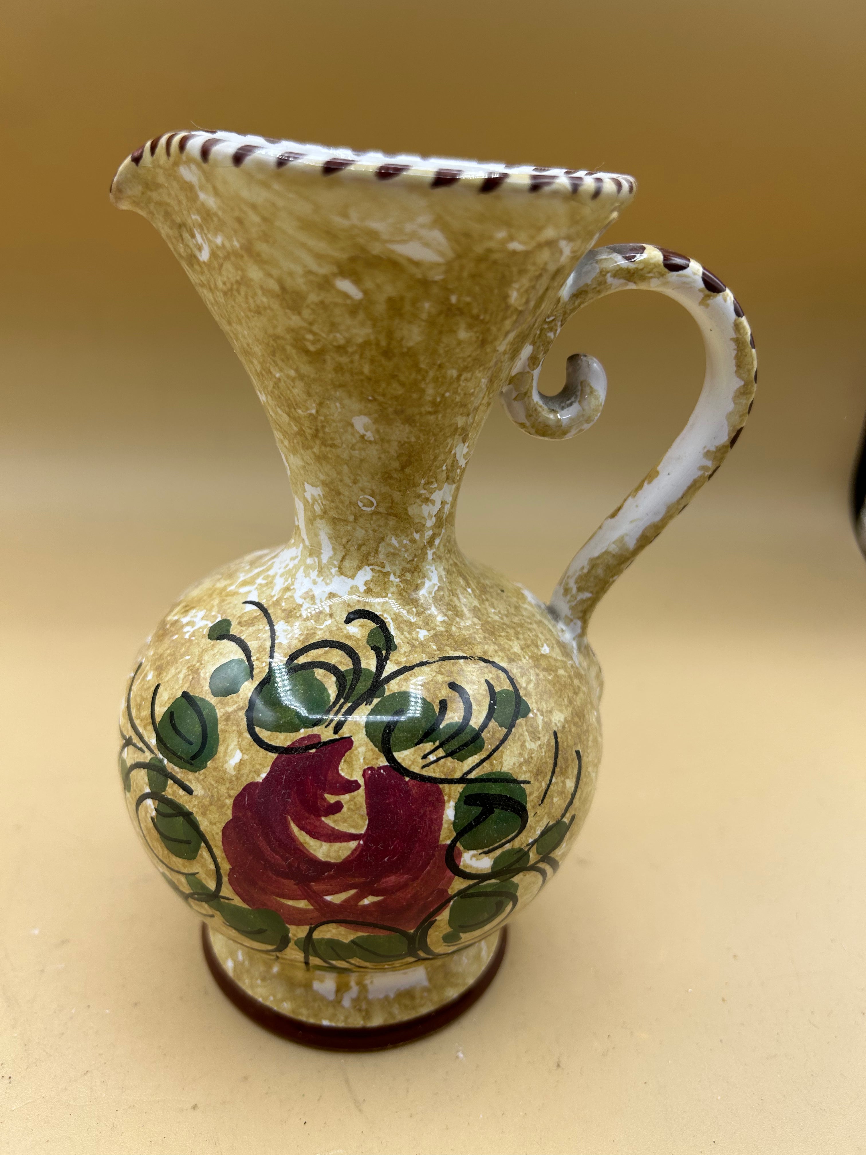 Handbemalter Keramikkrug mit Blumen