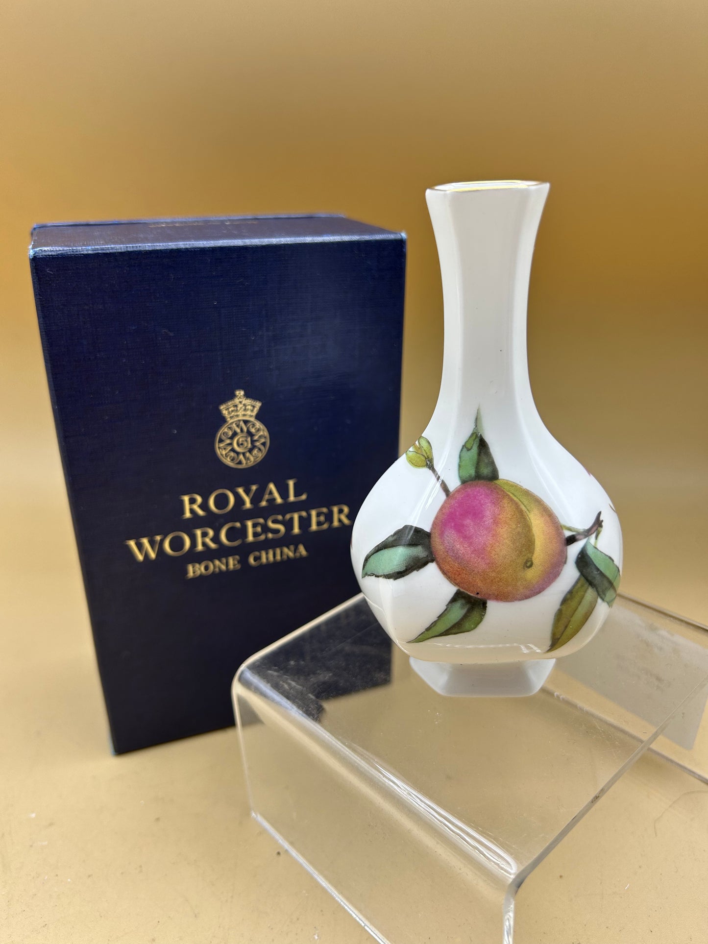 Kleine Royal Worcester Arden Vase mit Box aus Knochenporzellan